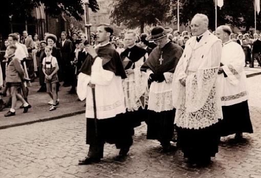 Am 13. Juli 1952 feiert die Gemeinde mit Kardinal Frings und Pastor Panten die erste Messe in der „neuen“ Kirche