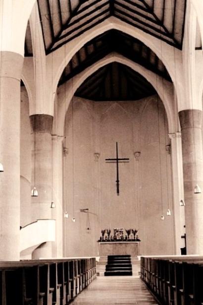 St. Matthias 1954 innen mit Hochaltar, Holzkreuz von Prof. Böhm und Kanzel um die Säule